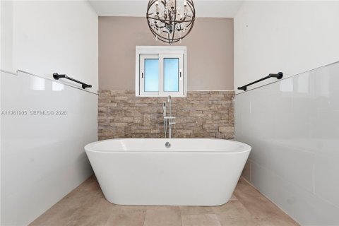 House in Fort Lauderdale, Florida 2 bedrooms, 149.94 sq.m. № 2023756 - photo 18