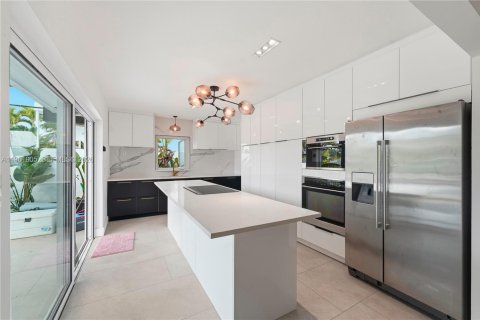 House in Fort Lauderdale, Florida 2 bedrooms, 149.94 sq.m. № 2023756 - photo 15