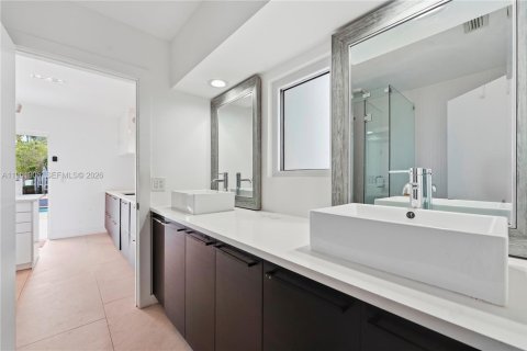 House in Fort Lauderdale, Florida 2 bedrooms, 149.94 sq.m. № 2023756 - photo 24