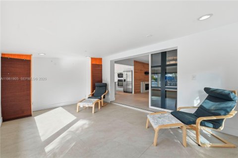 House in Fort Lauderdale, Florida 2 bedrooms, 149.94 sq.m. № 2023756 - photo 11