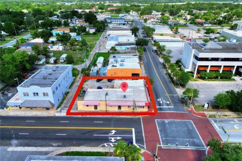 Propiedad comercial en venta en Lake Wales, Florida, 384.15 m2 № 2207898 - foto 3