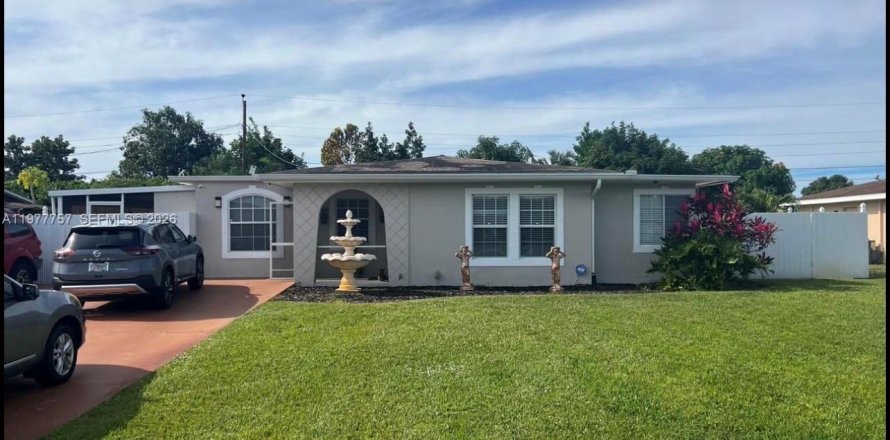 House in Lehigh Acres, Florida 2 bedrooms, 77.48 sq.m. № 2043919