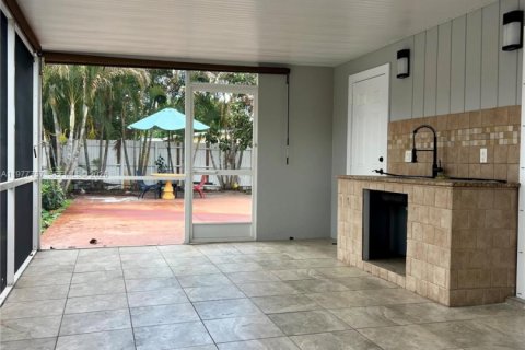 House in Lehigh Acres, Florida 2 bedrooms, 77.48 sq.m. № 2043919 - photo 13