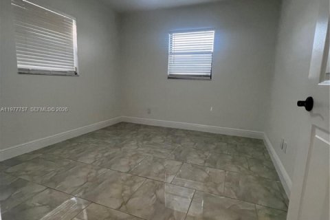 House in Lehigh Acres, Florida 2 bedrooms, 77.48 sq.m. № 2043919 - photo 8