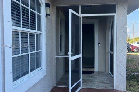 House in Lehigh Acres, Florida 2 bedrooms, 77.48 sq.m. № 2043919 - photo 2