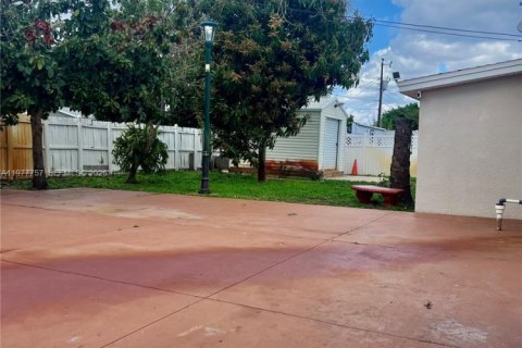 House in Lehigh Acres, Florida 2 bedrooms, 77.48 sq.m. № 2043919 - photo 15