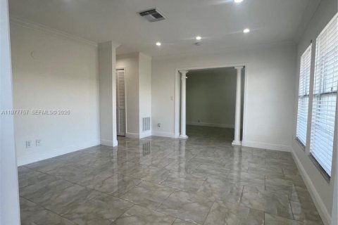 House in Lehigh Acres, Florida 2 bedrooms, 77.48 sq.m. № 2043919 - photo 3