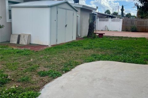 House in Lehigh Acres, Florida 2 bedrooms, 77.48 sq.m. № 2043919 - photo 16