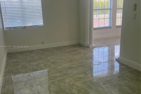 House in Lehigh Acres, Florida 2 bedrooms, 77.48 sq.m. № 2043919 - photo 5