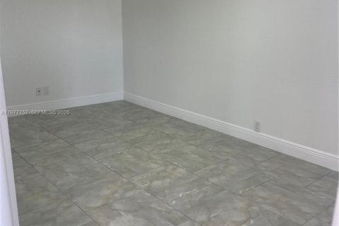 House in Lehigh Acres, Florida 2 bedrooms, 77.48 sq.m. № 2043919 - photo 6