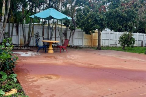 House in Lehigh Acres, Florida 2 bedrooms, 77.48 sq.m. № 2043919 - photo 14