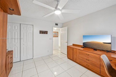 Condo in Tamarac, Florida, 2 bedrooms № 2244131 - photo 22