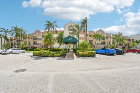 Condo in Tamarac, Florida, 2 bedrooms № 2244131 - photo 3