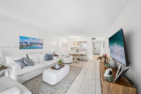 Condo in Tamarac, Florida, 2 bedrooms № 2244131 - photo 10