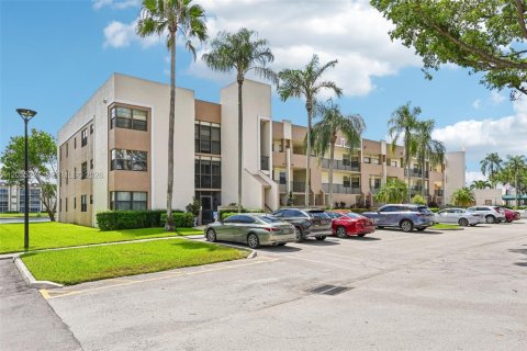 Condo in Tamarac, Florida, 2 bedrooms № 2244131 - photo 2