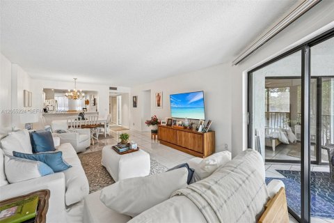 Condo in Tamarac, Florida, 2 bedrooms № 2244131 - photo 11