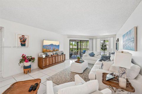Condo in Tamarac, Florida, 2 bedrooms № 2244131 - photo 9