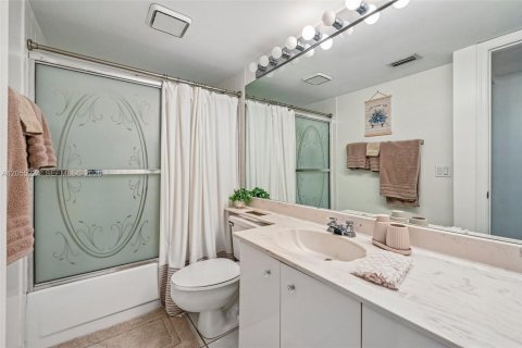 Condo in Tamarac, Florida, 2 bedrooms № 2244131 - photo 20