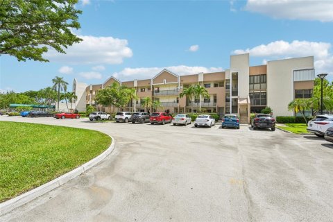 Condo in Tamarac, Florida, 2 bedrooms № 2244131 - photo 4