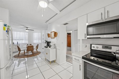 Condo in Tamarac, Florida, 2 bedrooms № 2244131 - photo 19
