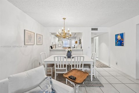 Condo in Tamarac, Florida, 2 bedrooms № 2244131 - photo 12