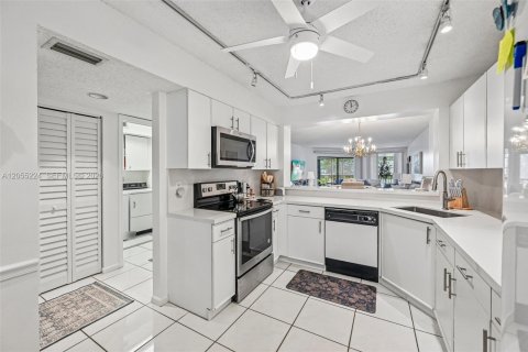 Condo in Tamarac, Florida, 2 bedrooms № 2244131 - photo 18