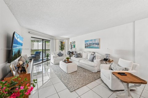 Condo in Tamarac, Florida, 2 bedrooms № 2244131 - photo 8