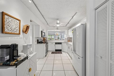 Condo in Tamarac, Florida, 2 bedrooms № 2244131 - photo 16