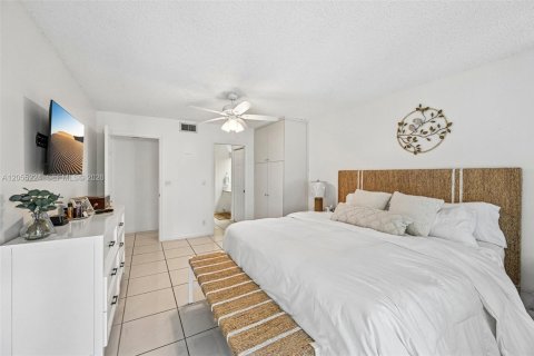 Condo in Tamarac, Florida, 2 bedrooms № 2244131 - photo 26