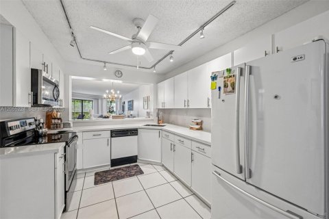 Condo in Tamarac, Florida, 2 bedrooms № 2244131 - photo 17