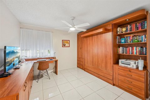 Condo in Tamarac, Florida, 2 bedrooms № 2244131 - photo 21