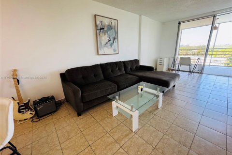 Купить кондоминиум в Норт-Майами-Бич, Флорида 2 спальни, 95.22м2, № 1980266 - фото 11