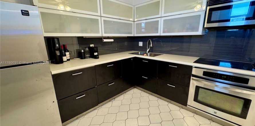 Кондоминиум с 2 спальнями в Норт-Майами-Бич, Флорида № 1980266