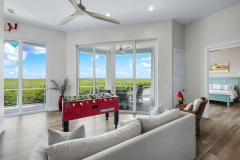 House in Cape Coral, Florida 4 bedrooms, 344.02 sq.m. № 2201769 - photo 22