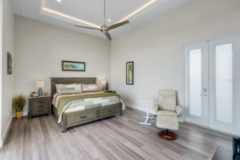 House in Cape Coral, Florida 4 bedrooms, 344.02 sq.m. № 2201769 - photo 23