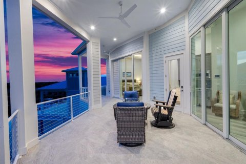 House in Cape Coral, Florida 4 bedrooms, 344.02 sq.m. № 2201769 - photo 27
