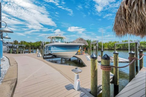 House in Cape Coral, Florida 4 bedrooms, 344.02 sq.m. № 2201769 - photo 6