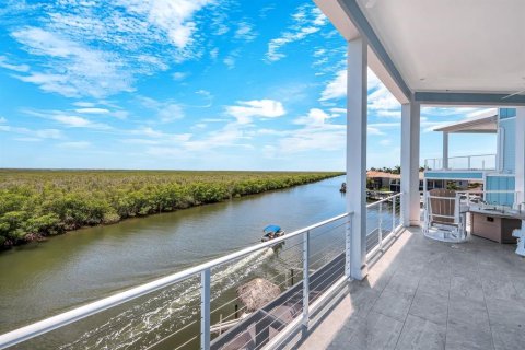 House in Cape Coral, Florida 4 bedrooms, 344.02 sq.m. № 2201769 - photo 20