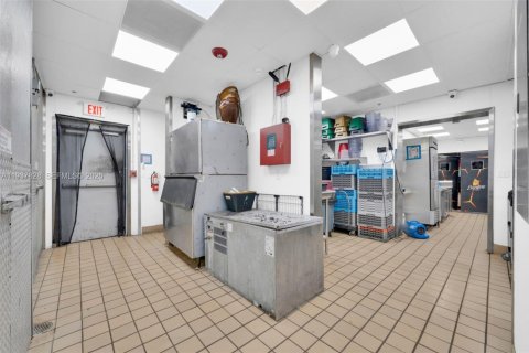 Купить коммерческую недвижимость в Майами, Флорида № 1997183 - фото 19