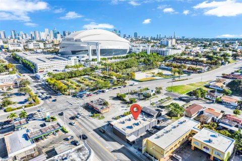 Коммерческая недвижимость в Майами, Флорида № 1997183
