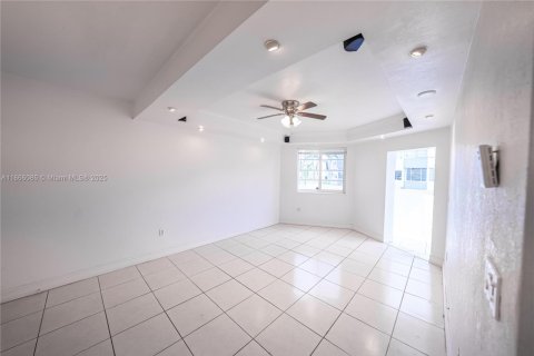 Снять в аренду кондоминиум в Майами, Флорида 1 спальня, 54.81м2, № 1897576 - фото 3