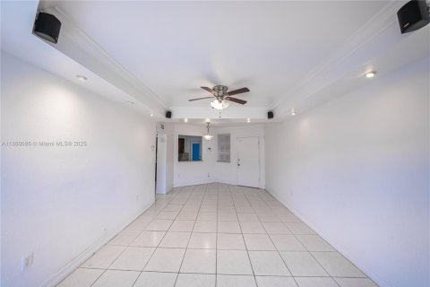 Снять в аренду кондоминиум в Майами, Флорида 1 спальня, 54.81м2, № 1897576 - фото 2