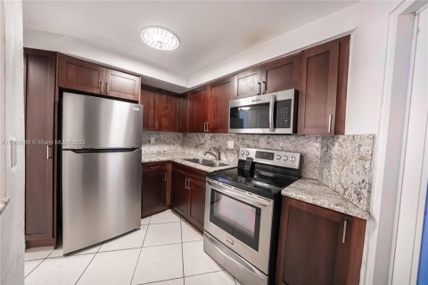 Снять в аренду кондоминиум в Майами, Флорида 1 спальня, 54.81м2, № 1897576 - фото 1