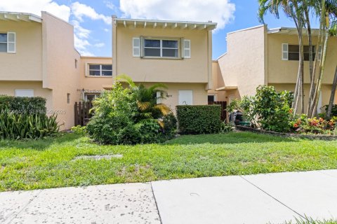 Touwnhouse à vendre à Miami Shores, Floride: 2 chambres, 88.63 m2 № 2286303 - photo 16
