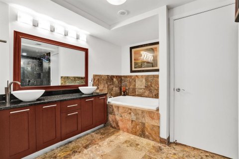 Condo in Fort Lauderdale, Florida, 3 bedrooms  № 2189780 - photo 21