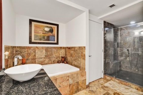 Condo in Fort Lauderdale, Florida, 3 bedrooms  № 2189780 - photo 23