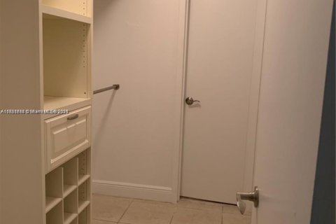 Condo in North Miami, Florida, 1 bedroom  № 1784128 - photo 5