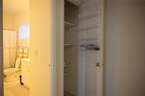 Copropriété à vendre à Hollywood, Floride: 1 chambre, 65.31 m2 № 2152944 - photo 13