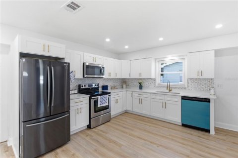 House in Largo, Florida 4 bedrooms, 146.97 sq.m. № 2220087 - photo 9