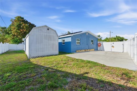 House in Largo, Florida 4 bedrooms, 146.97 sq.m. № 2220087 - photo 26